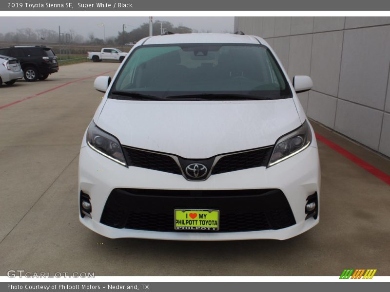 Super White / Black 2019 Toyota Sienna SE