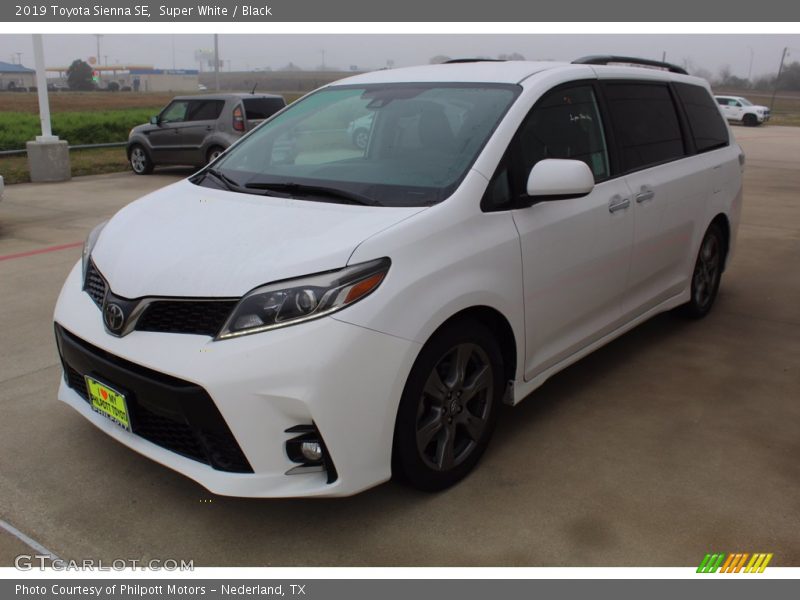 Super White / Black 2019 Toyota Sienna SE