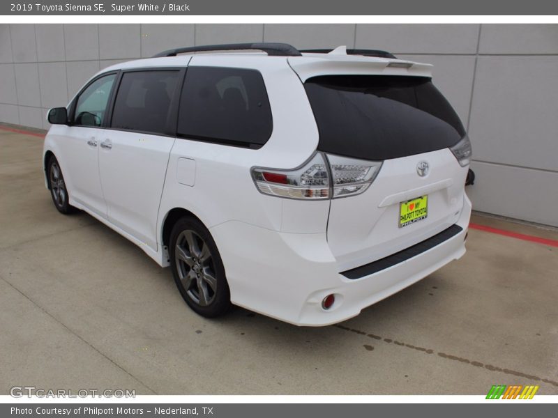 Super White / Black 2019 Toyota Sienna SE
