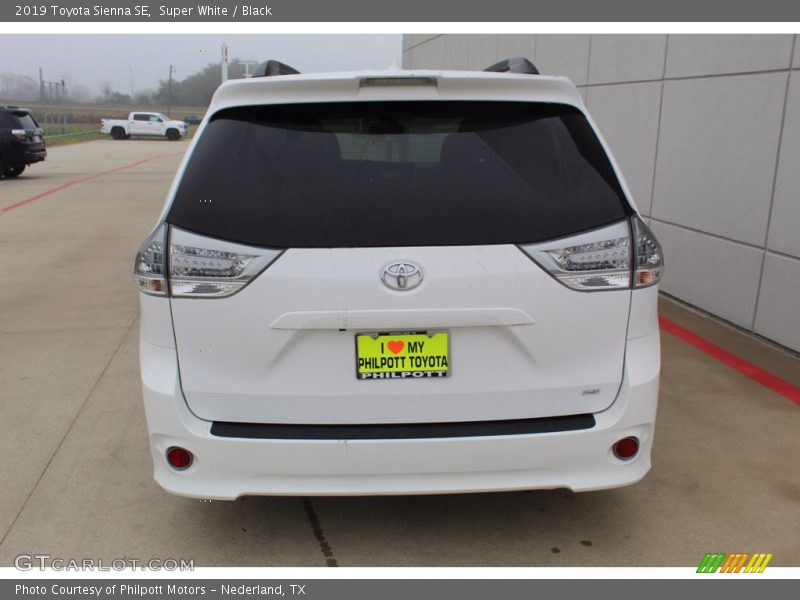 Super White / Black 2019 Toyota Sienna SE