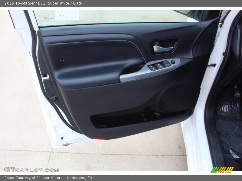 Super White / Black 2019 Toyota Sienna SE