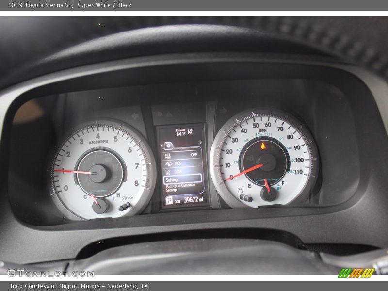 Super White / Black 2019 Toyota Sienna SE
