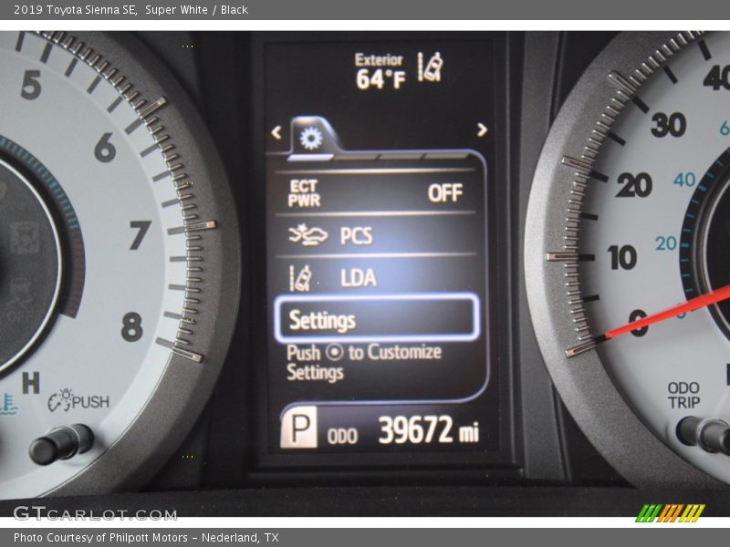Super White / Black 2019 Toyota Sienna SE