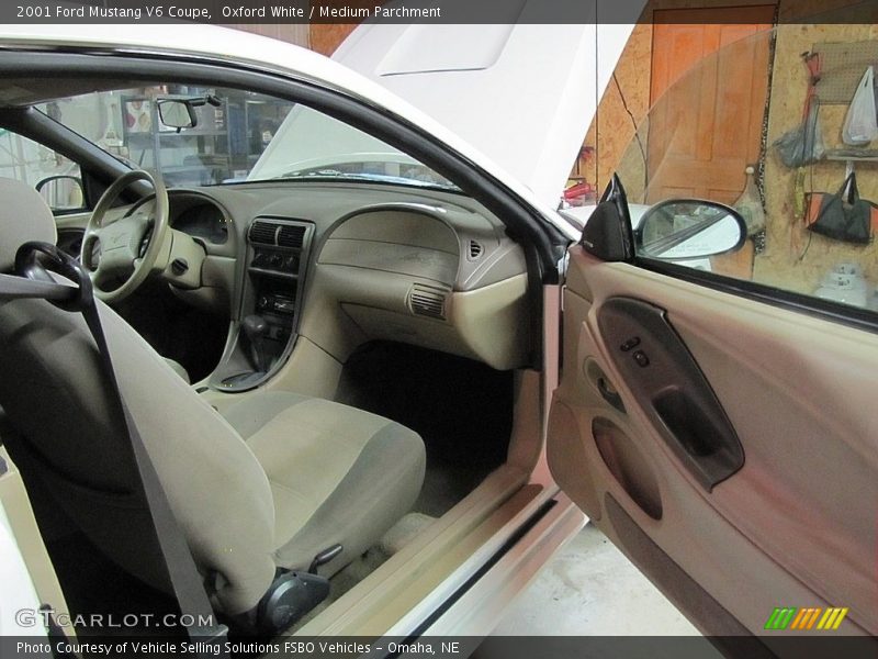 Oxford White / Medium Parchment 2001 Ford Mustang V6 Coupe