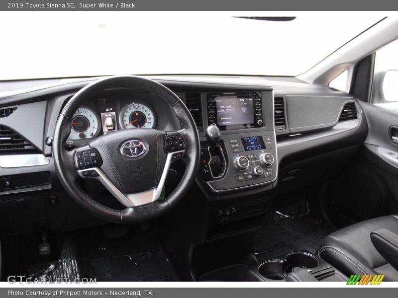 Super White / Black 2019 Toyota Sienna SE