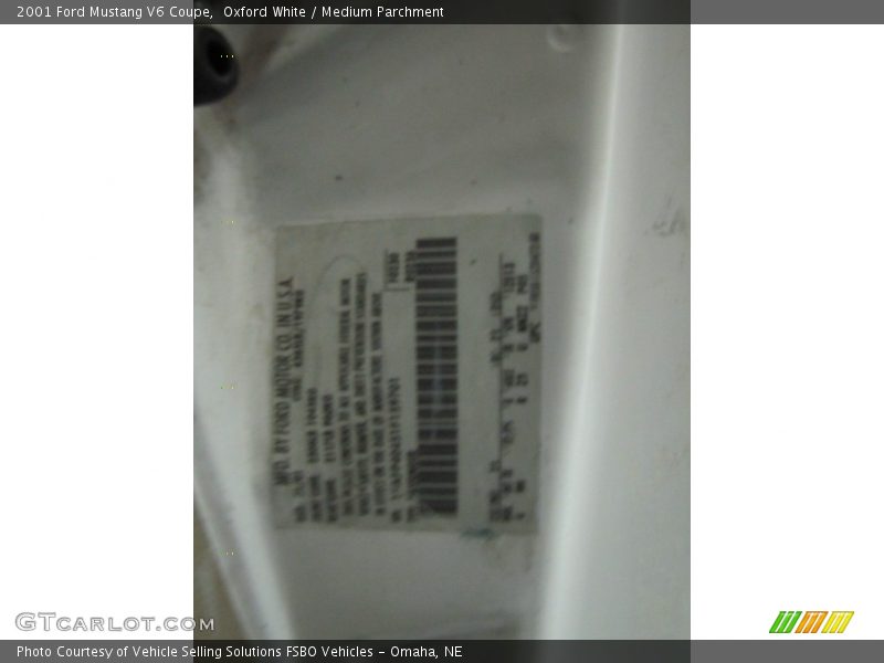 Oxford White / Medium Parchment 2001 Ford Mustang V6 Coupe
