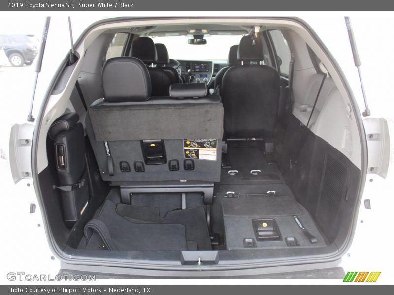 Super White / Black 2019 Toyota Sienna SE