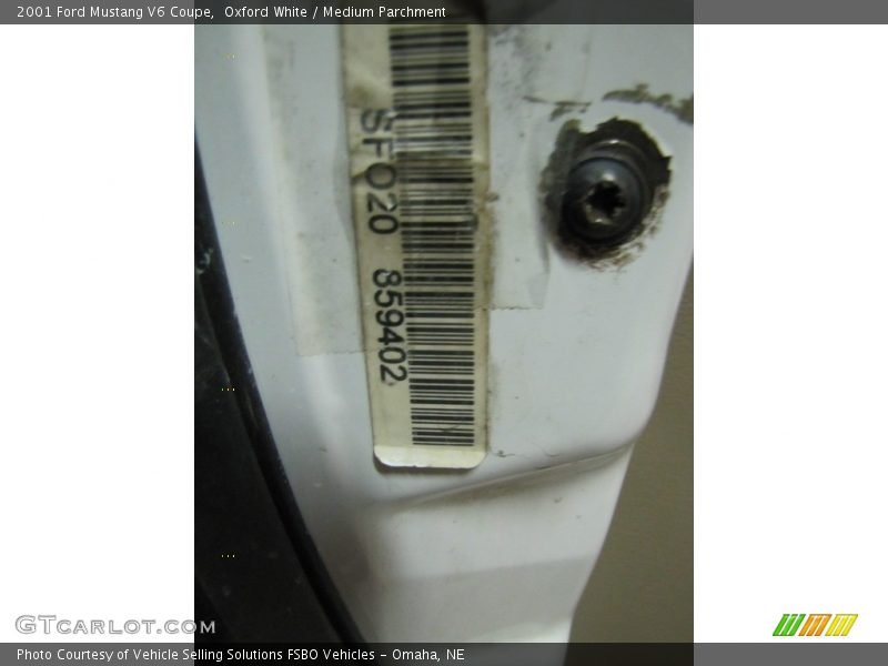 Oxford White / Medium Parchment 2001 Ford Mustang V6 Coupe