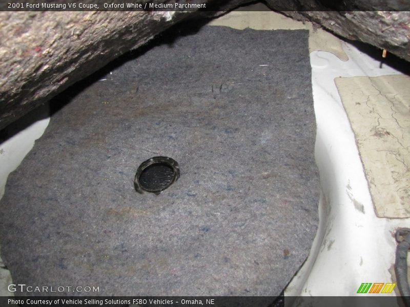 Oxford White / Medium Parchment 2001 Ford Mustang V6 Coupe
