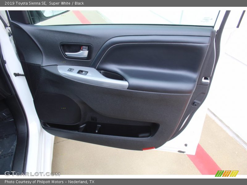 Super White / Black 2019 Toyota Sienna SE