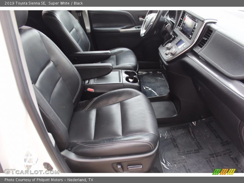 Super White / Black 2019 Toyota Sienna SE