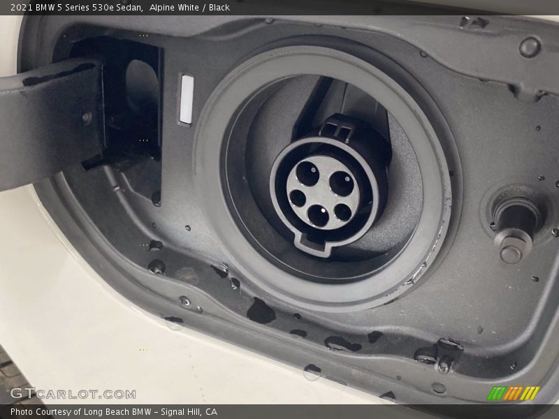 Alpine White / Black 2021 BMW 5 Series 530e Sedan