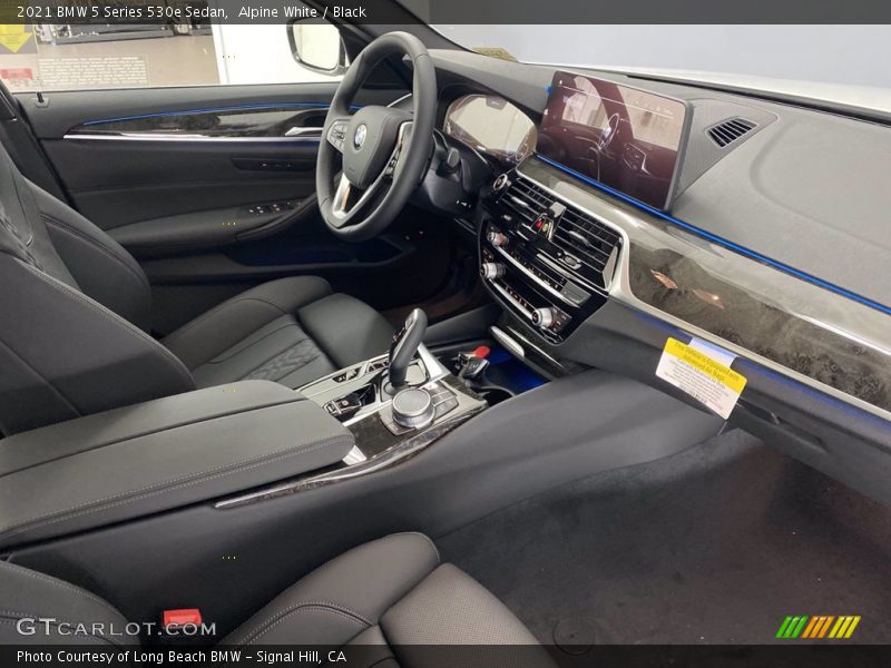 Alpine White / Black 2021 BMW 5 Series 530e Sedan
