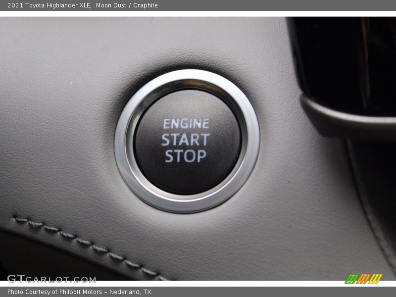 Moon Dust / Graphite 2021 Toyota Highlander XLE