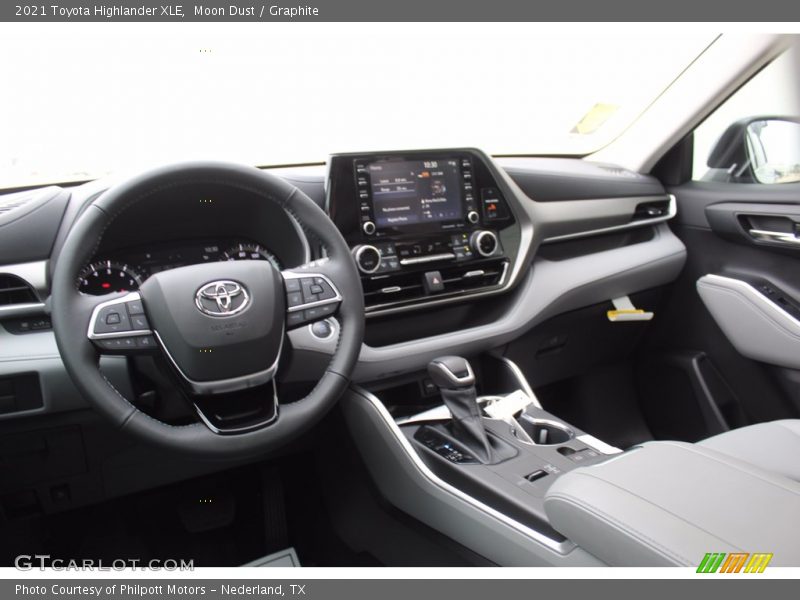 Moon Dust / Graphite 2021 Toyota Highlander XLE
