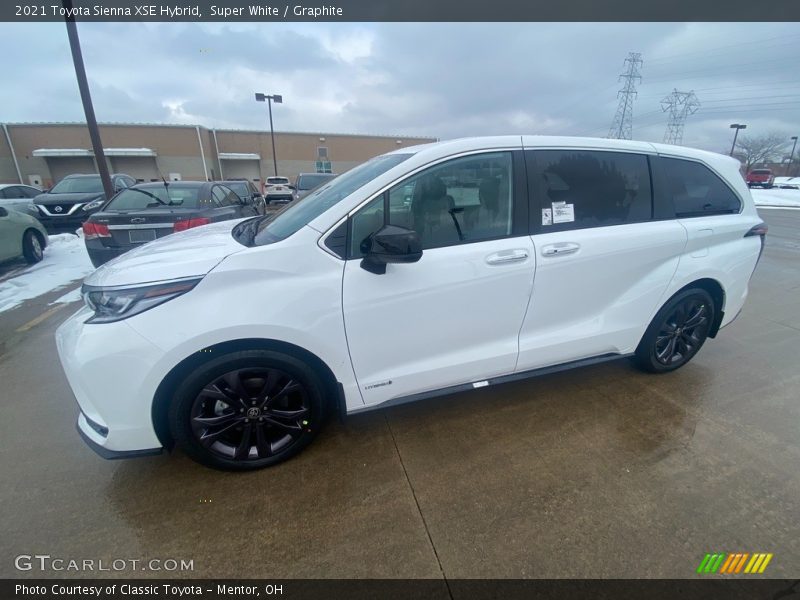 Super White / Graphite 2021 Toyota Sienna XSE Hybrid
