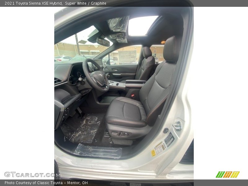 Super White / Graphite 2021 Toyota Sienna XSE Hybrid