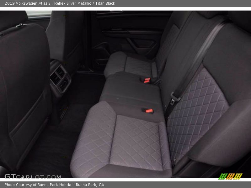 Reflex Silver Metallic / Titan Black 2019 Volkswagen Atlas S