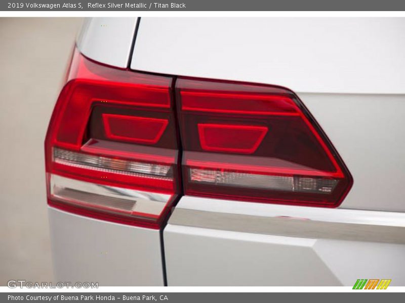 Reflex Silver Metallic / Titan Black 2019 Volkswagen Atlas S