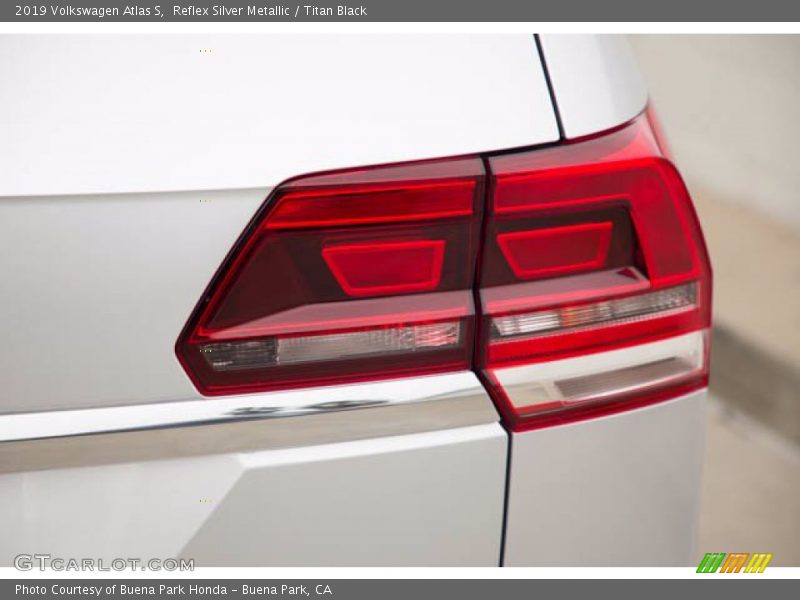 Reflex Silver Metallic / Titan Black 2019 Volkswagen Atlas S
