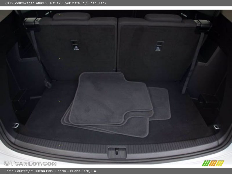 Reflex Silver Metallic / Titan Black 2019 Volkswagen Atlas S