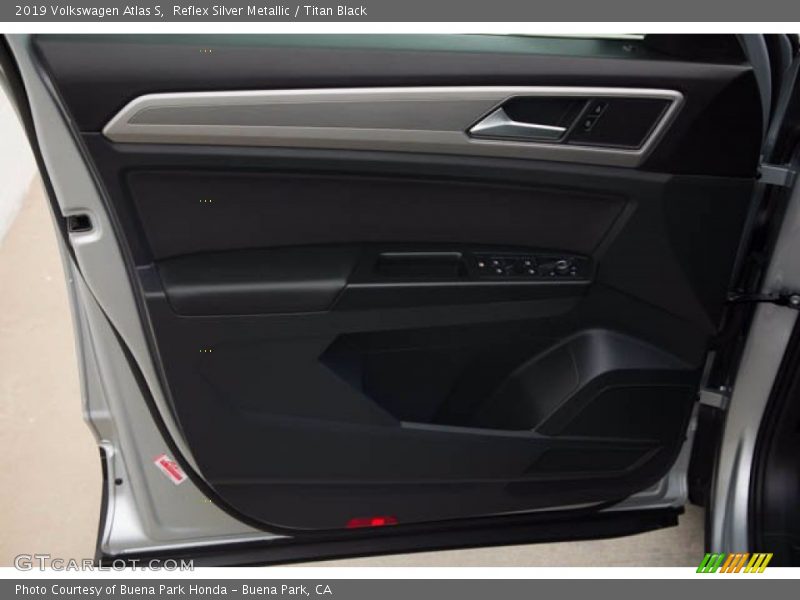 Reflex Silver Metallic / Titan Black 2019 Volkswagen Atlas S