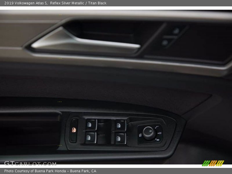 Reflex Silver Metallic / Titan Black 2019 Volkswagen Atlas S