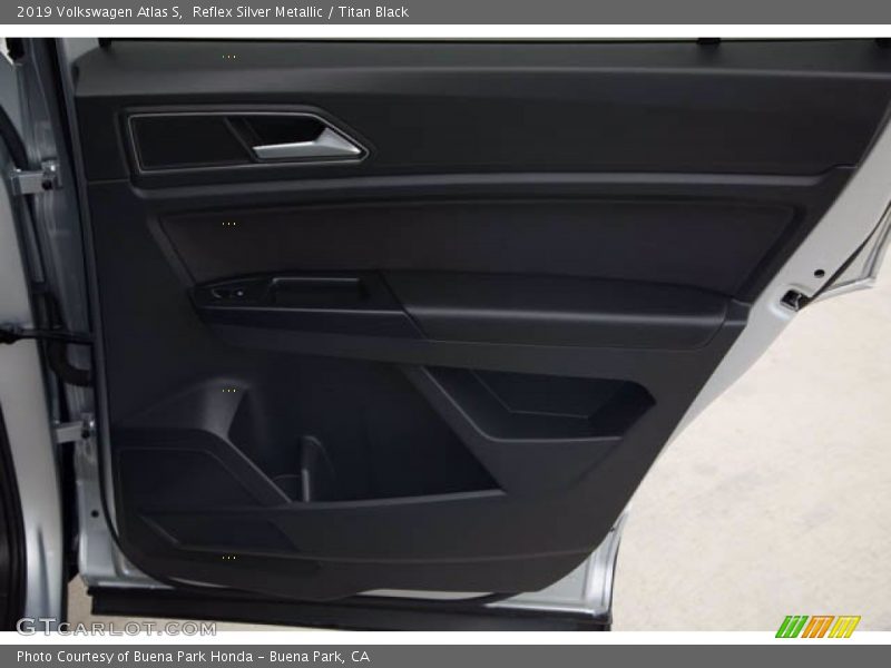 Reflex Silver Metallic / Titan Black 2019 Volkswagen Atlas S