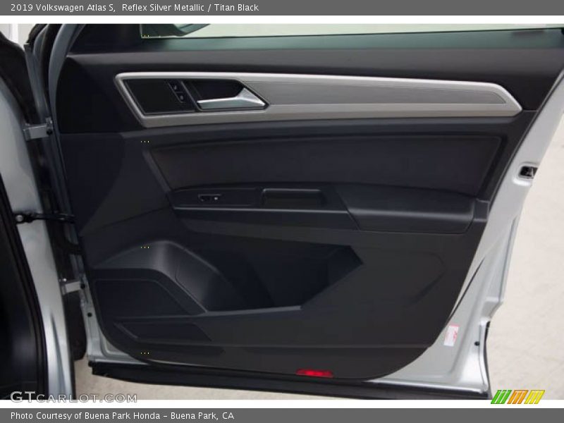 Reflex Silver Metallic / Titan Black 2019 Volkswagen Atlas S