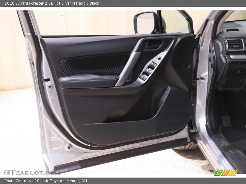 Ice Silver Metallic / Black 2018 Subaru Forester 2.5i