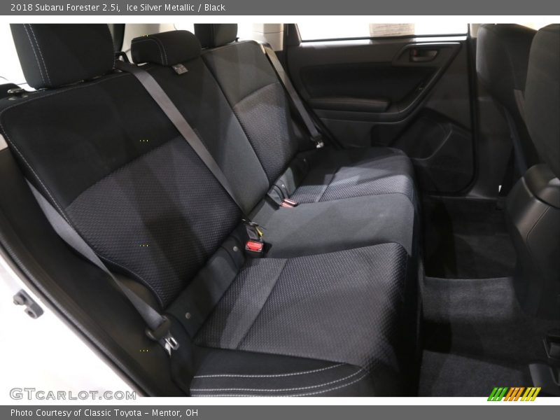 Ice Silver Metallic / Black 2018 Subaru Forester 2.5i