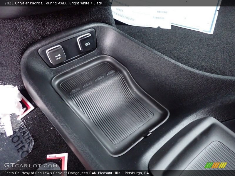 Bright White / Black 2021 Chrysler Pacifica Touring AWD