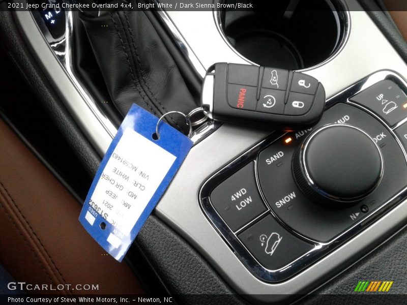 Bright White / Dark Sienna Brown/Black 2021 Jeep Grand Cherokee Overland 4x4