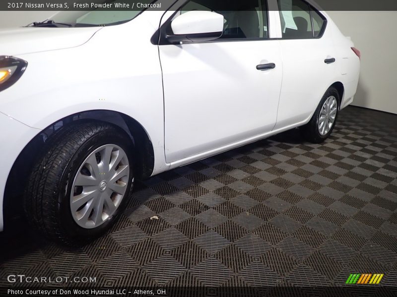 Fresh Powder White / Charcoal 2017 Nissan Versa S