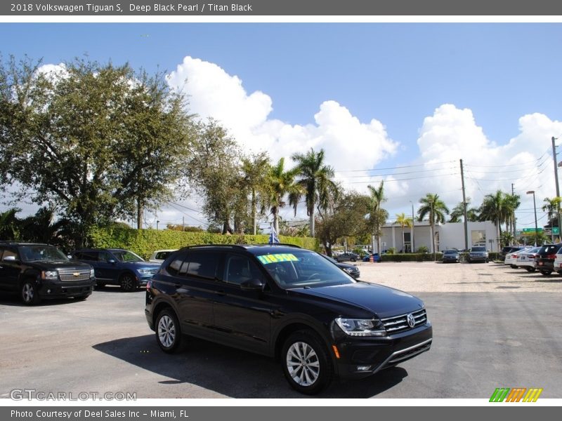Deep Black Pearl / Titan Black 2018 Volkswagen Tiguan S