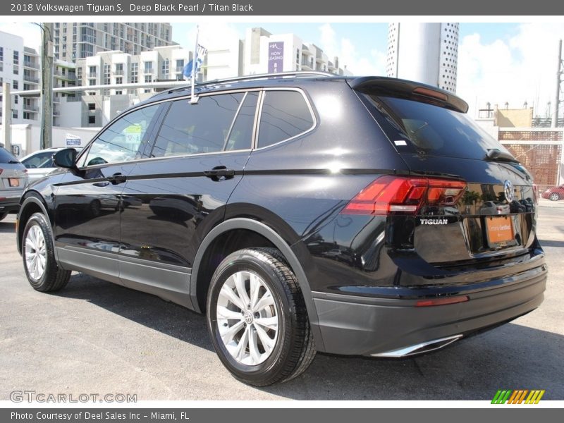 Deep Black Pearl / Titan Black 2018 Volkswagen Tiguan S