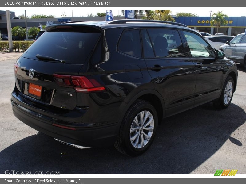 Deep Black Pearl / Titan Black 2018 Volkswagen Tiguan S