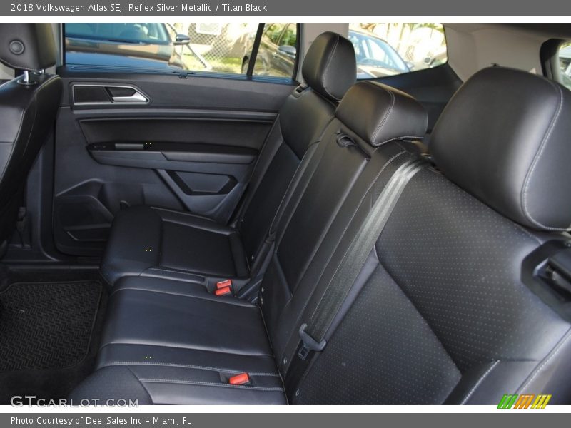 Reflex Silver Metallic / Titan Black 2018 Volkswagen Atlas SE