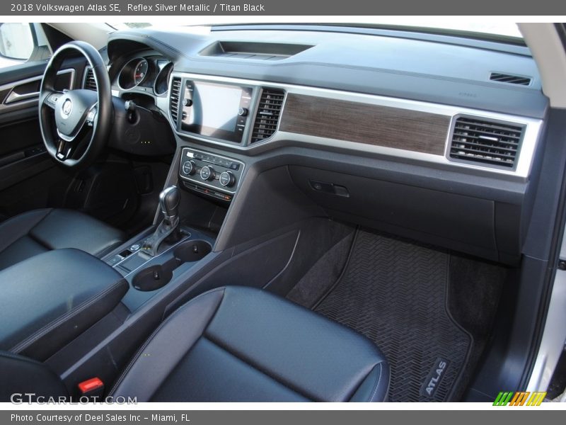 Reflex Silver Metallic / Titan Black 2018 Volkswagen Atlas SE
