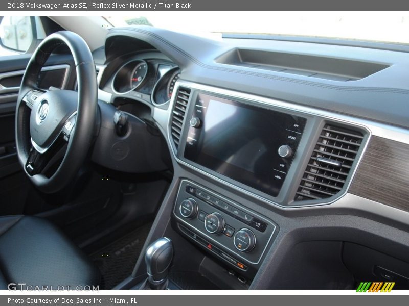 Reflex Silver Metallic / Titan Black 2018 Volkswagen Atlas SE