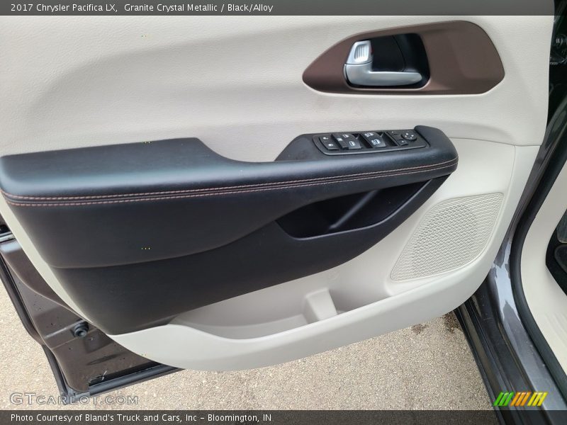 Granite Crystal Metallic / Black/Alloy 2017 Chrysler Pacifica LX