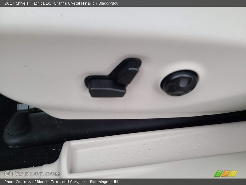 Granite Crystal Metallic / Black/Alloy 2017 Chrysler Pacifica LX