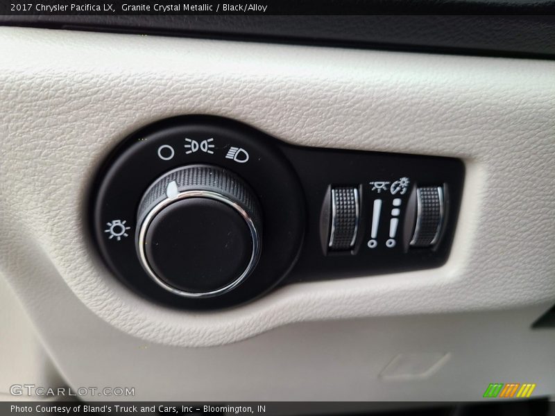 Granite Crystal Metallic / Black/Alloy 2017 Chrysler Pacifica LX