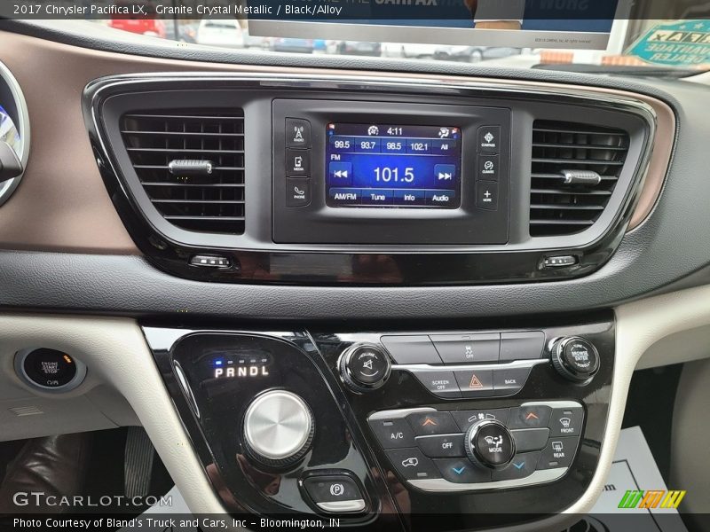 Granite Crystal Metallic / Black/Alloy 2017 Chrysler Pacifica LX