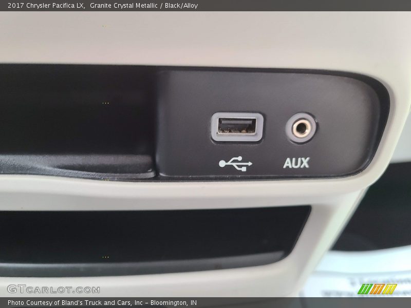 Granite Crystal Metallic / Black/Alloy 2017 Chrysler Pacifica LX