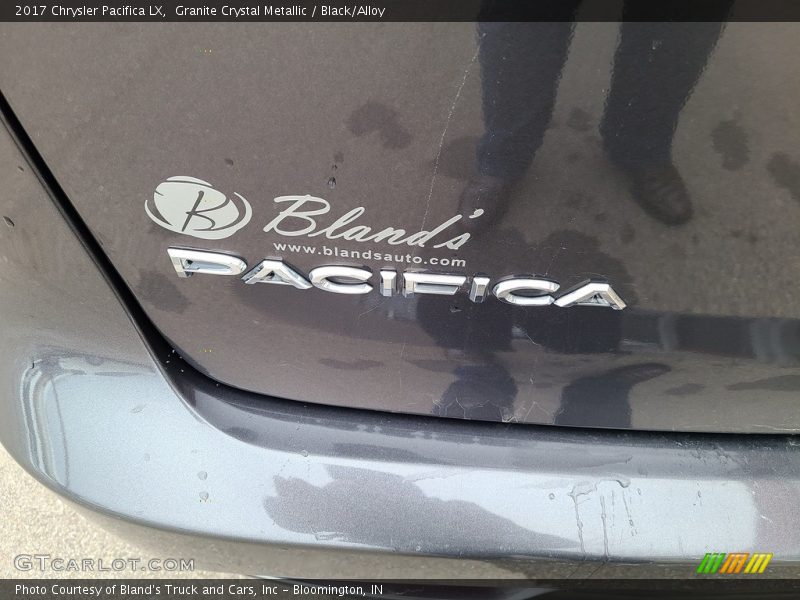Granite Crystal Metallic / Black/Alloy 2017 Chrysler Pacifica LX
