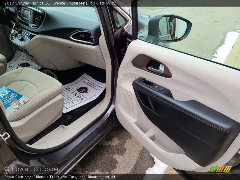 Granite Crystal Metallic / Black/Alloy 2017 Chrysler Pacifica LX