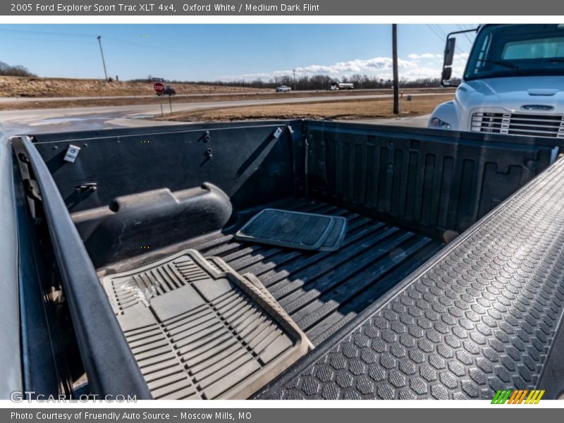 Oxford White / Medium Dark Flint 2005 Ford Explorer Sport Trac XLT 4x4