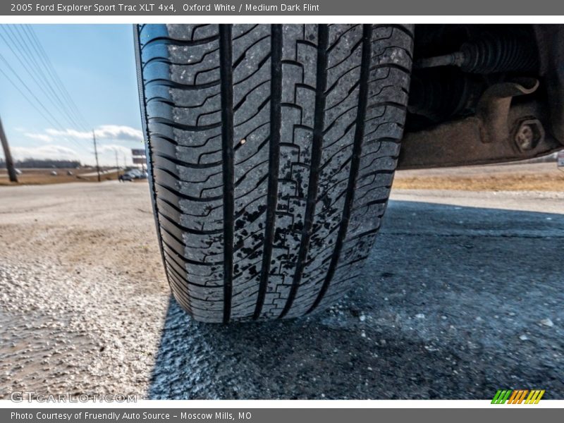 Oxford White / Medium Dark Flint 2005 Ford Explorer Sport Trac XLT 4x4