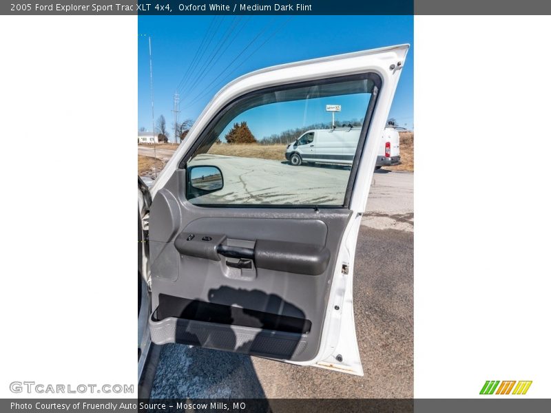Oxford White / Medium Dark Flint 2005 Ford Explorer Sport Trac XLT 4x4